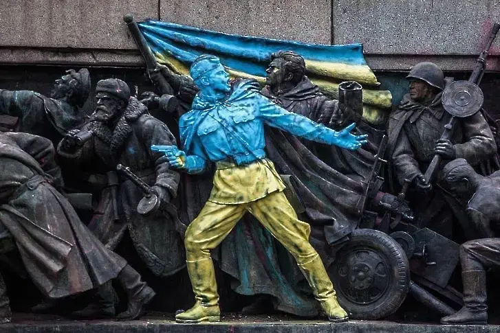 Паметникът на съветската армия ще бъде опакован със знамената на България и Украйна