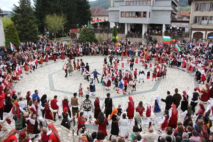 Уникален ритуал ще събере стотици на площада в Добринище 