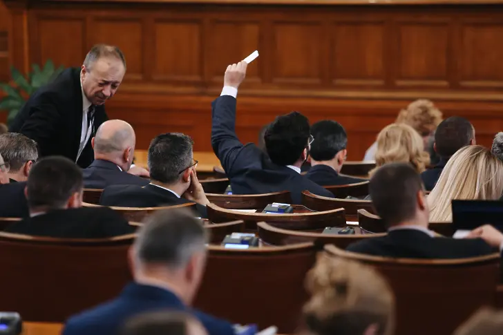 Депутатите обсъждат три предложения за изпращане на военна помощ на Украйна