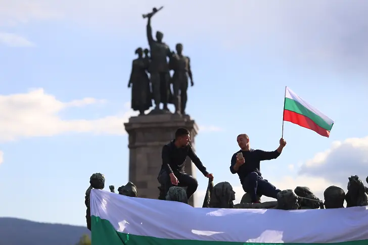 Покриха част от паметника на Съветската армия с българското знаме (снимки)