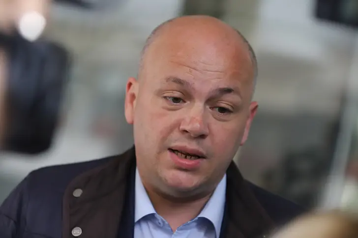 Александър Симов: Решението гарантира, че правителството няма да праща оръжие в Украйна