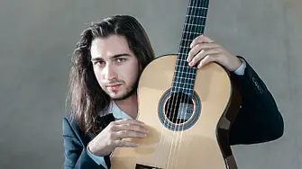 Българският китарист Георги Димитров –Жожо за участието си в китарните седмици в Австрия и Италия 