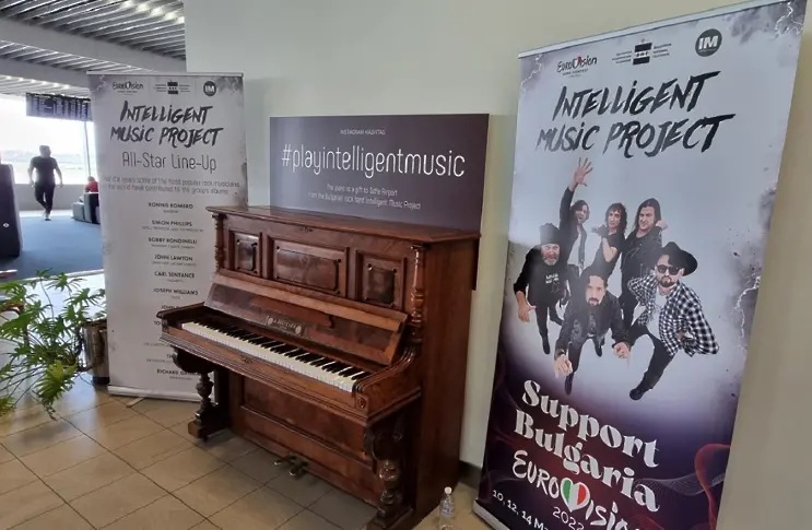Музикантите от Intelligent Music Project подариха ретро пиано на Летище София