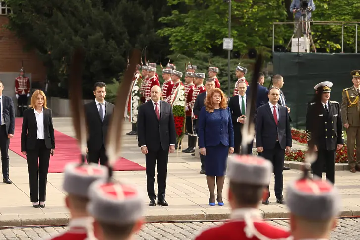 На церемонията присъстваха Румен Радев, Илияна Йотова, Кирил Петков, Йорданка Фандъкова, Драгомир Заков, Емил Ефтимов