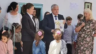 Кметът на Гоце Делчев дари детски книги на българското училище в Кавала