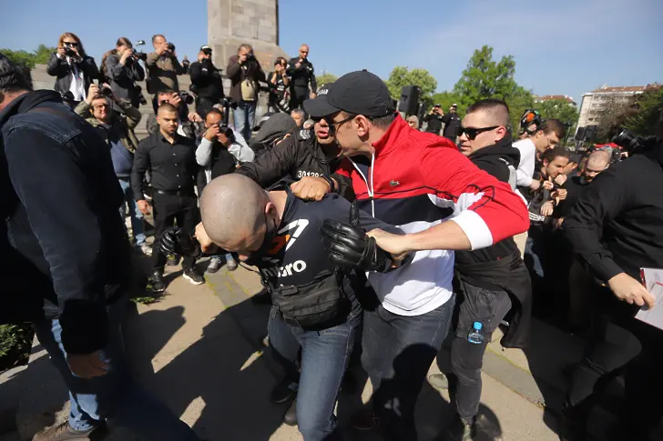 Сблъсъци между „Безсмъртния полк” и антикомунисти пред паметника на Съветската армия