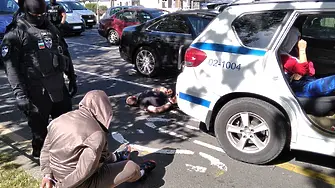 Двама на земята в зрелищна акция на полицията 