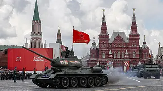 Русия показа най-новата си военна техника на Червения площад (снимки)