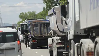 Излезлите на национален протест превозвачи не бяха допуснати в София от органите на реда (обзор)