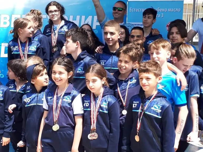 „Акулите“ се върнаха от международен турнир с 24 медала 