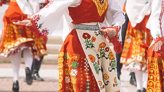 Танцови състави и клубове от България и Сърбия на Втория национален фолклорен фестивал „Хорцѐто на Дефилето“ в Мездра