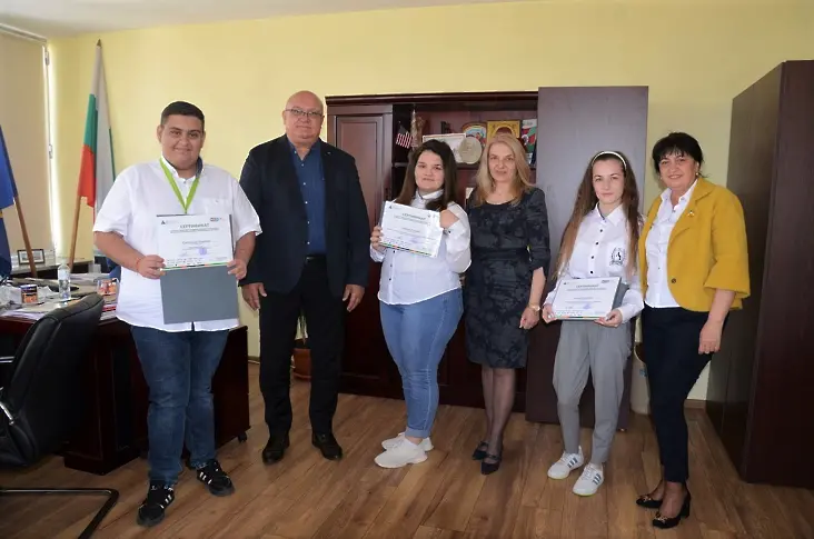 Трима ученици от ПГ „Проф. д-р Асен Златаров“ бяха мениджъри за един ден в Община Видин