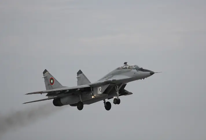 Български МиГ-29 оказаха помощ на пътнически самолет след сигнал за бомба