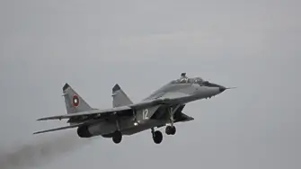 Български МиГ-29 оказаха помощ на пътнически самолет след сигнал за бомба
