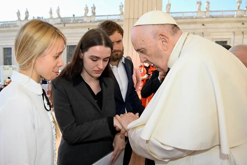 Папата покани на аудиенция съпруги на бойци от полк „Азов“