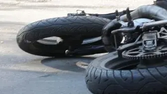 Мъж на мотор се блъсна в паркирана лека кола във Враца