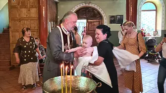 Отец Боян Саръев кръсти 4 деца от Украйна, най-малкото от които на 6 месеца
