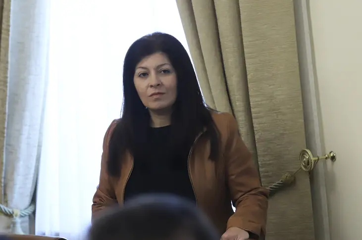 Севделина Арнаудова обвини премиера в лъжи за джипа на „Булгартрансгаз”