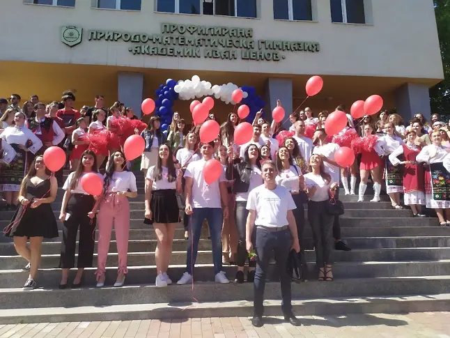Математическата гимназия на Враца изпрати тържествено 150 зрелостници 