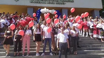 Математическата гимназия на Враца изпрати тържествено 150 зрелостници 