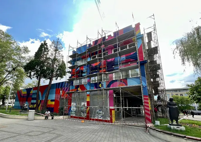 Вандалство и некомпетентност нарекоха архитекти боядисването на Младежкия дом в Пазарджик