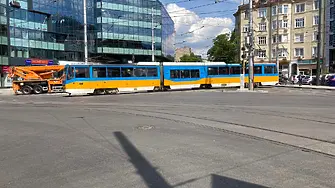 Трамвай излезе от релсите на бул. „Македония“ (снимки)