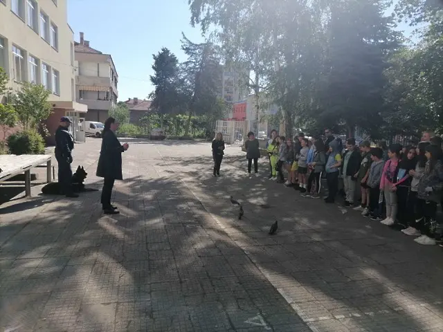 Полицаи и служебно куче гостуваха на четвъртокласниците от ОУ „Кирил и Методий“ в Кюстендил 