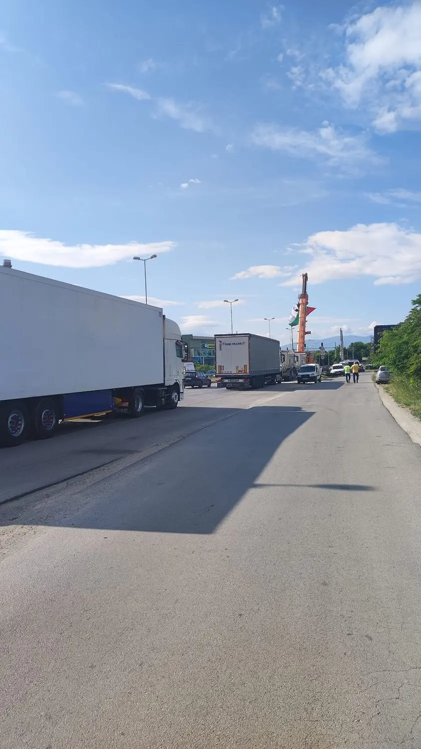 Камиони блокираха големите пътни артерии в Пловдив, градският транспорт не е спирал 