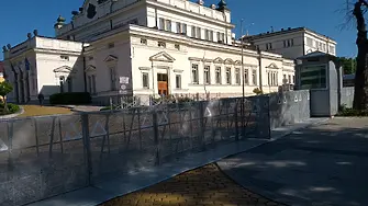 Парламентът остава ограден с метални конструкции