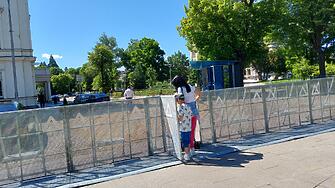 Решетките пред парламента и металните врати на входа