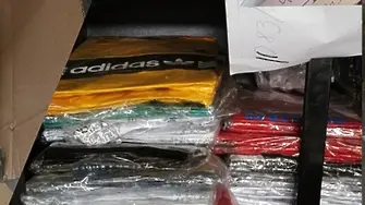 Иззеха дрехи с логото на известни марки от магазин във Враца