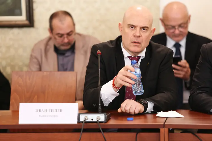 ВСС пак отложи дебата за предсрочно отстраняване на Гешев