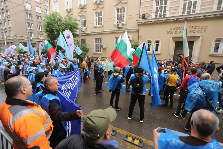 Протестиращите от градския транспорт се събраха пред Министерството на финансите