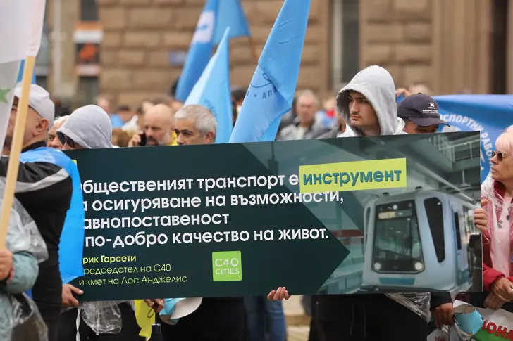 Шествието на протестиращите от градския транспорт достигна до Министерския съвет