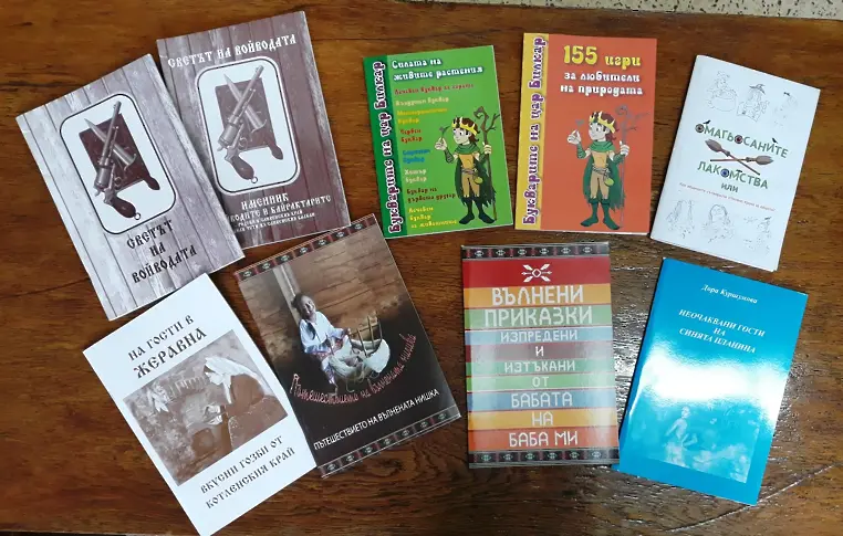 Дора Куршумова дари авторски книги на библиотеката в Котел