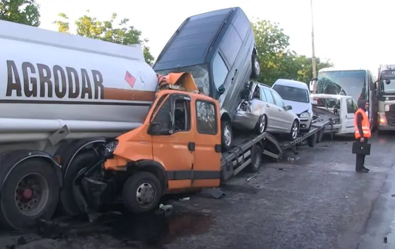 Затруднено е движението край Дунав мост
