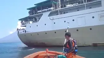 Измъкнаха заседнал индонезийски ферибот с 800 души на борда (видео)