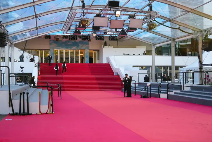 Общ изглед на червения килим в Palais des Festivals et des Congrès