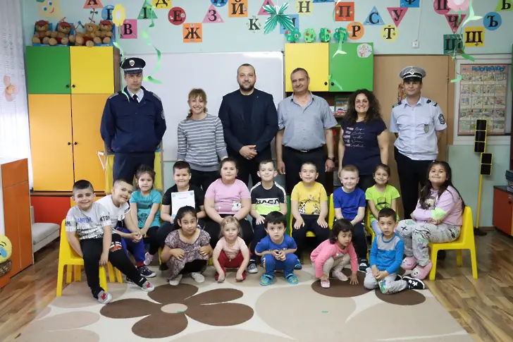 Кметът на Нови пазар и полицаи наградиха деца за инициативата “Не на Агресията! Нека бъдем по-добри”
