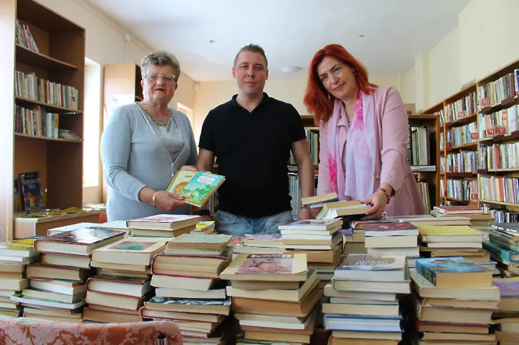Играорци подариха над 350 книги на читалището в с. Бъзън