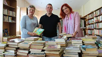 Играорци подариха над 350 книги на читалището в с. Бъзън
