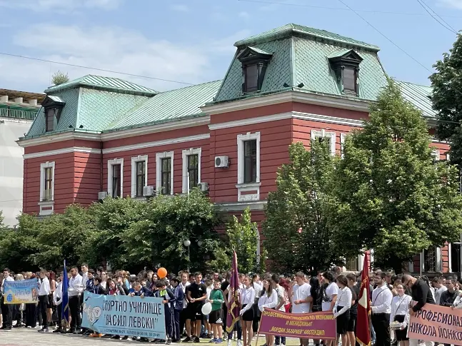 Кюстендил отбеляза 24 май с голямо празнично шествие