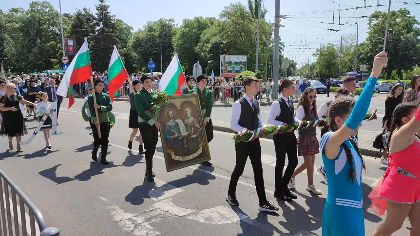 Многохилядно празнично шествие по случай 24 май в Сливен