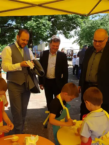 Министър Б.Сандов  и Стефан Красимиров - областен управител на Враца отбелязаха Световния ден на пчелите заедно с деца от ДГ 