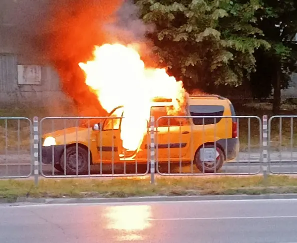 Кола изгоря на варненски булевард