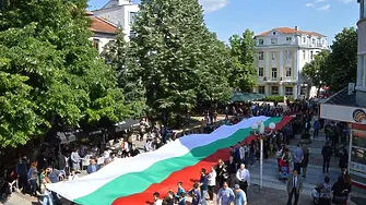Във Враца шествие и 25-метров трибагреник на празника на Светите братя Кирил и Метдодий