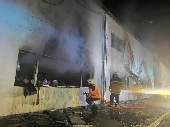 Шест екипа пловдивски огнеборци гасиха пожар в мебелен шоурум