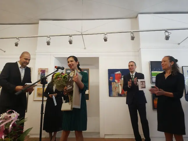 Елисавета Ангелова с приз Млад художник на Бургас