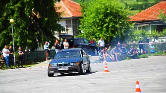 Атрактивно състезание по майсторко шофиране се проведе в Елена