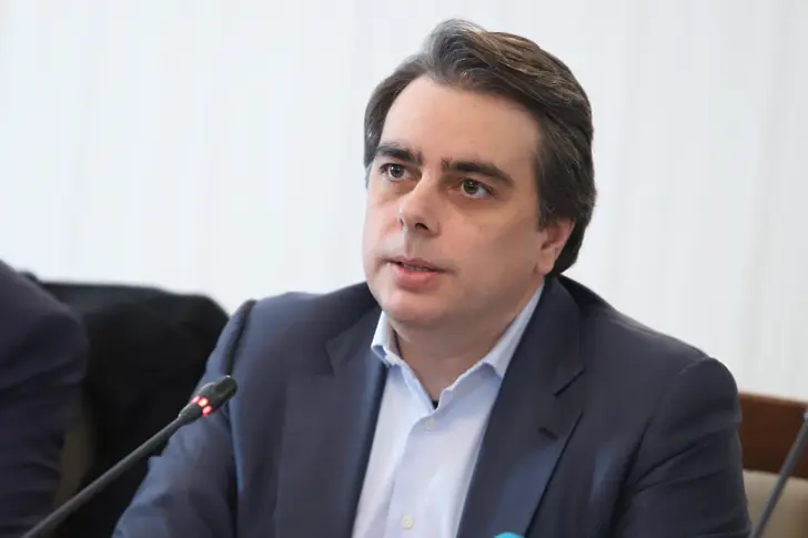 Асен Василев: Бензиностанциите използват момента да натрупат малко повече печалба